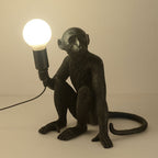 Lampe de table moderne en forme de singe comme élément de décoration de chambre