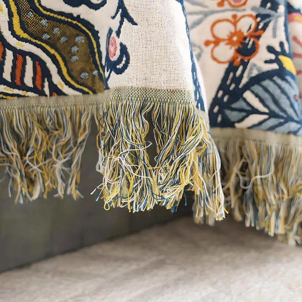Boho-Decke mit Blumenmuster im künstlerischen Stil
