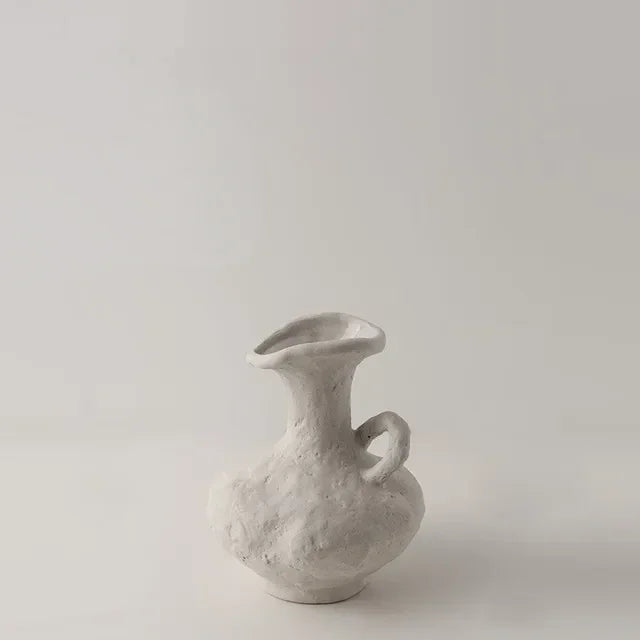 Vaso decorativo con texture organica, ornamento scultoreo per tavolo