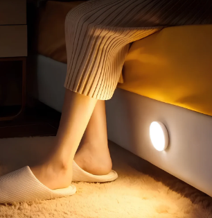 Kompaktowa magnetyczna samoprzylepna skandynawska lampka z czujnikiem ruchu