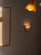 Zeitgenössische LED-Wandleuchte mit Blütenblatt-Design