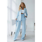 Completo formale da donna moderno con giacca strutturata e pantaloni a gamba dritta