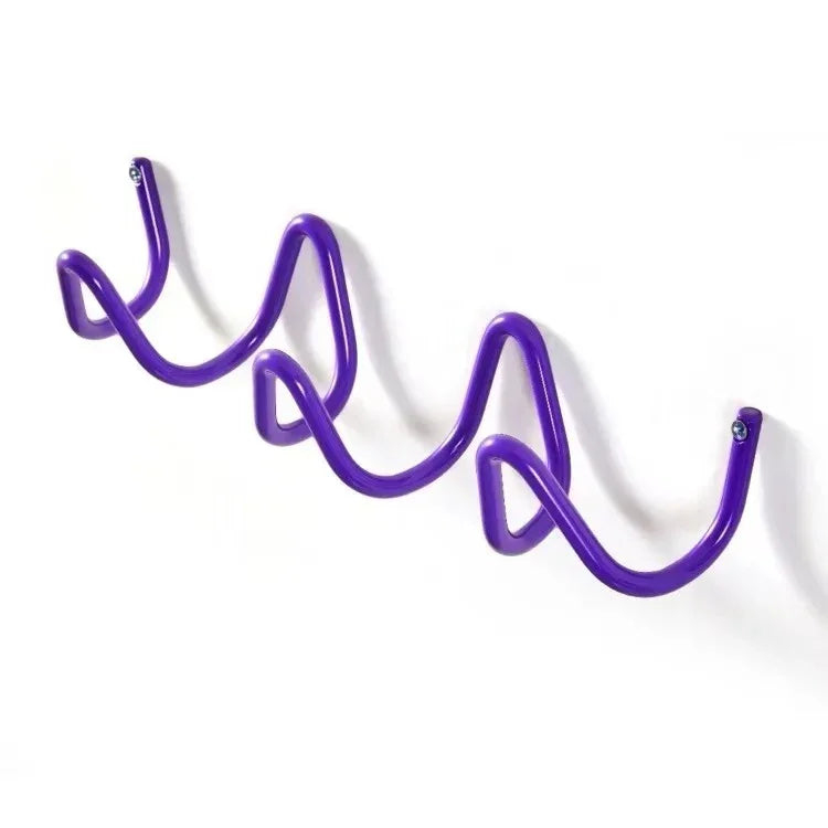 Space-saving wall hanger with multiple hooks wave