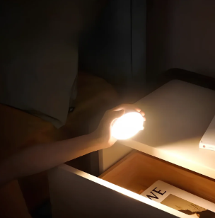 Kompaktowa magnetyczna samoprzylepna skandynawska lampka z czujnikiem ruchu