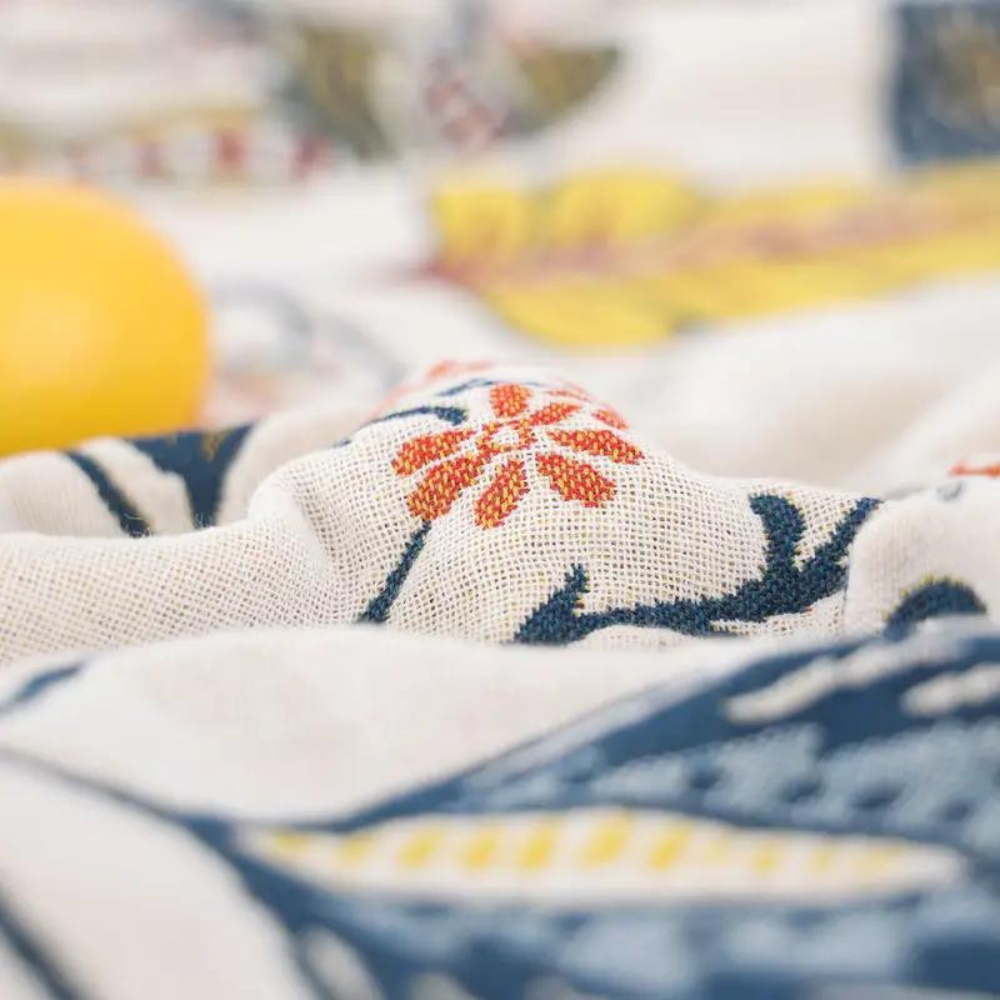 Boho-Decke mit Blumenmuster im künstlerischen Stil