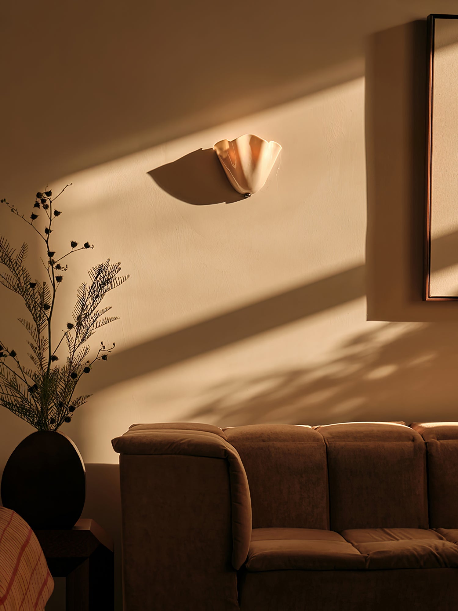 Zeitgenössische LED-Wandleuchte mit Blütenblatt-Design