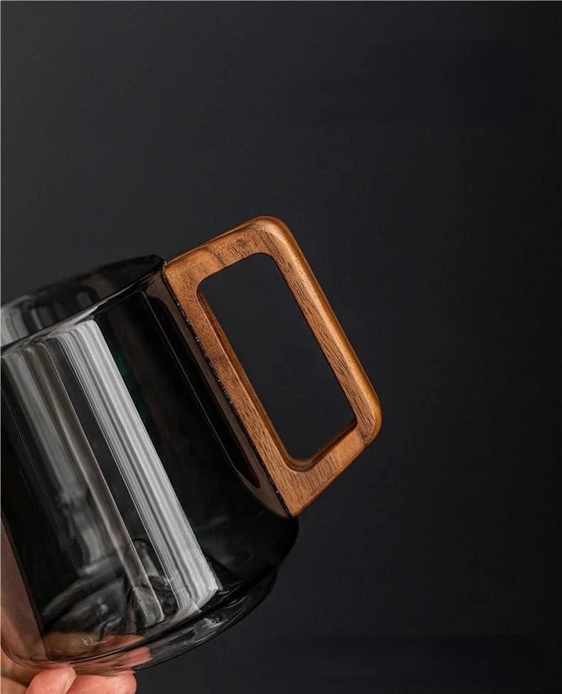 Nowoczesny kubek ze szkła przezroczystego z drewnianym uchwytem