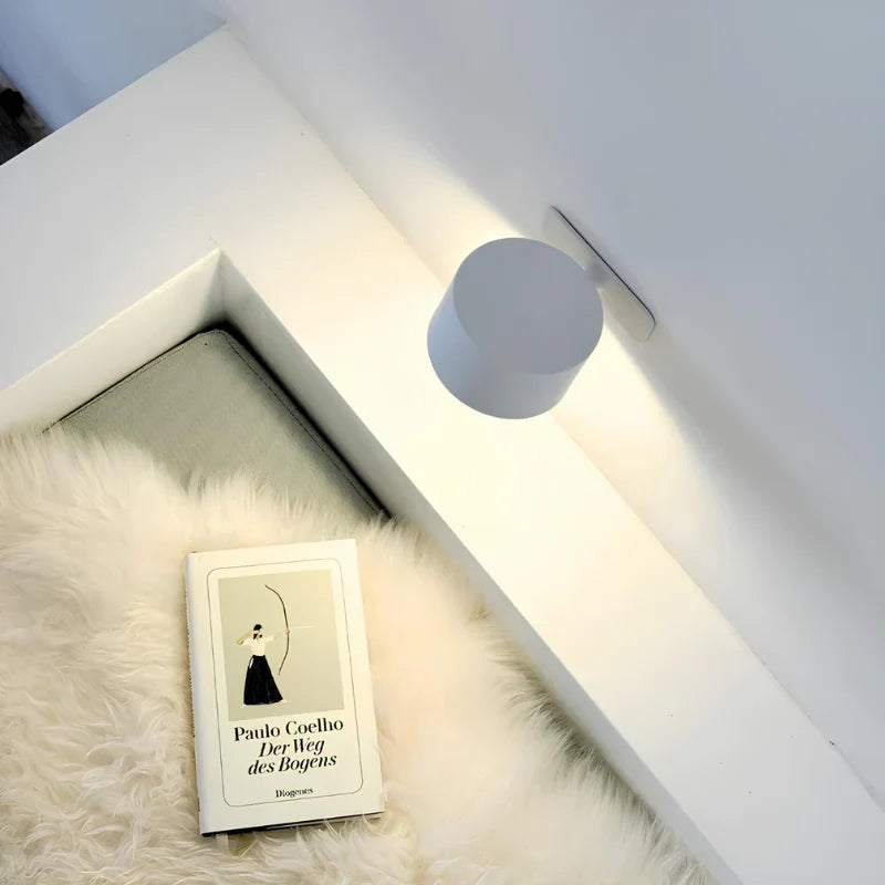 Minimalistyczna bezprzewodowa lampa ścienna z możliwością obrotu o 360°