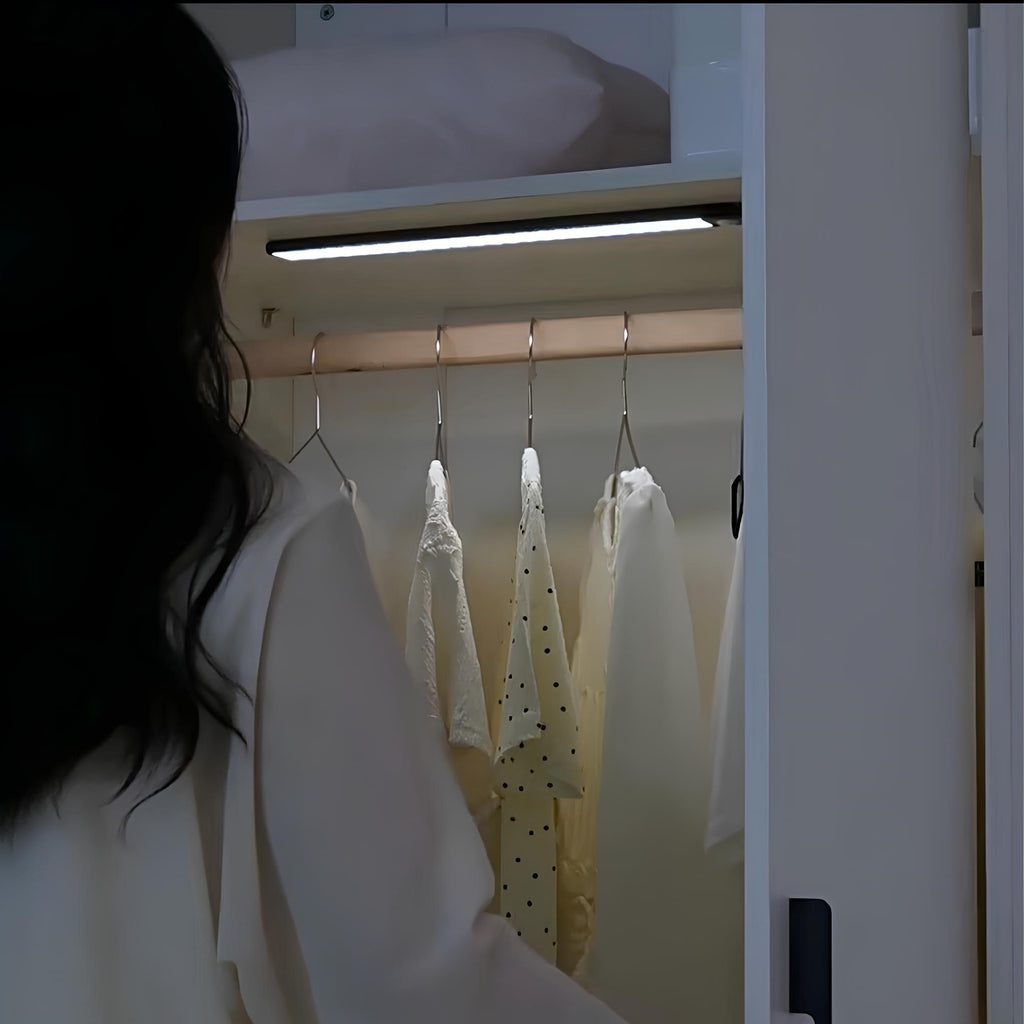 Nowoczesna Lampka Ruchowa – LED magnetyczna podszafkowa