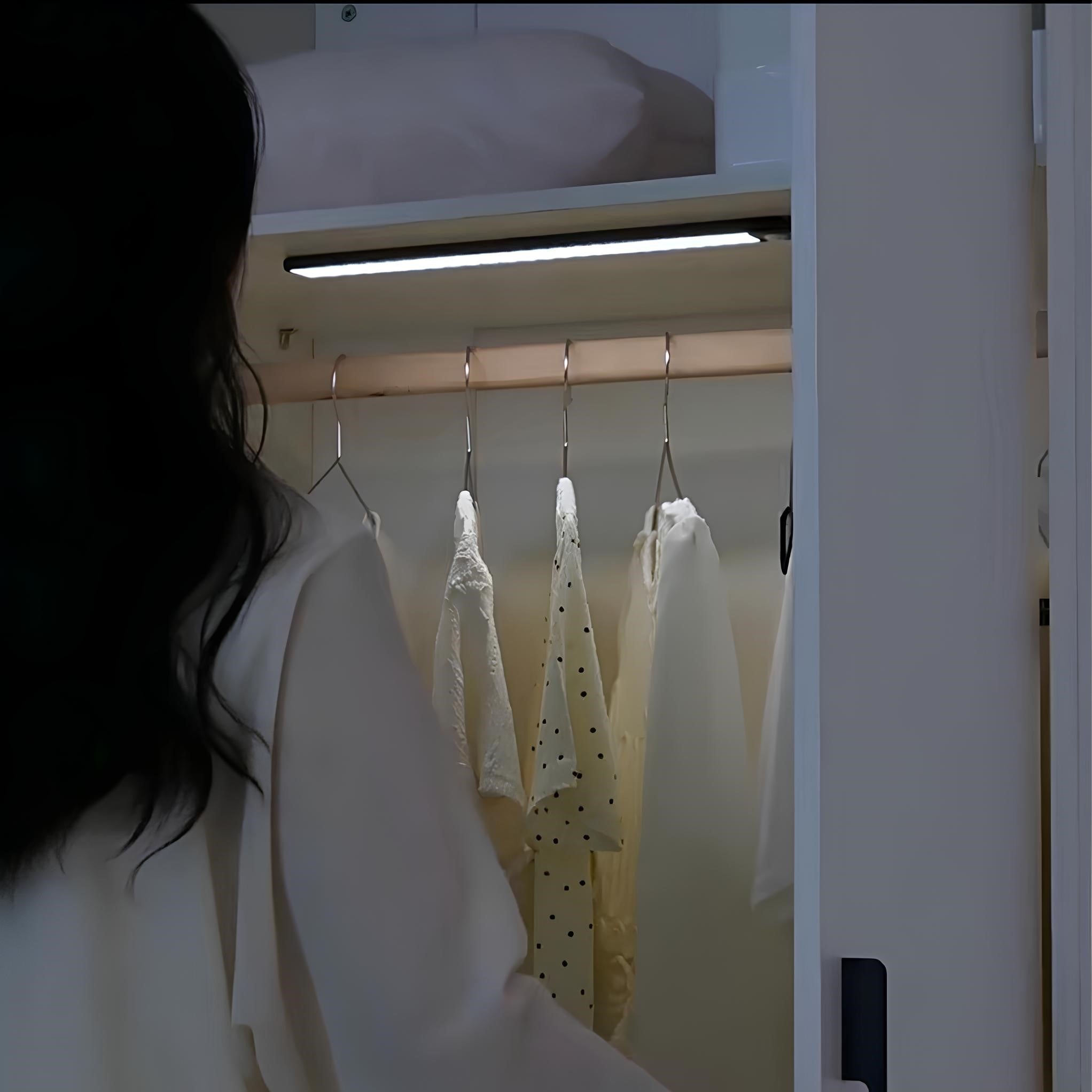 Nowoczesna Lampka Ruchowa – LED magnetyczna podszafkowa