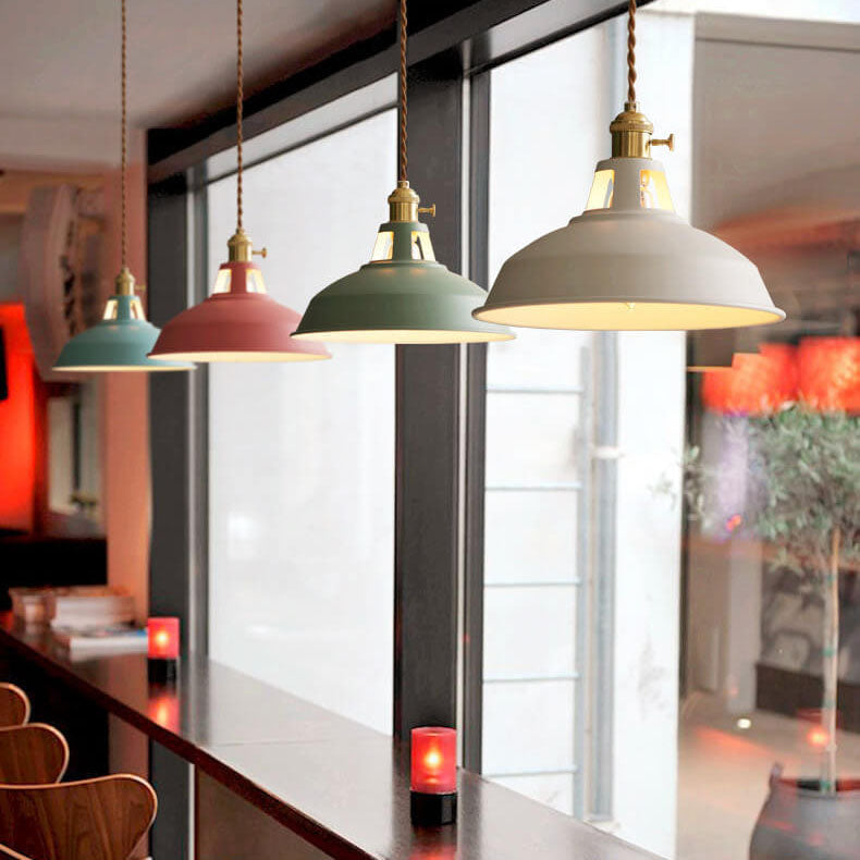 Pojedyncza lampa sufitowa wisząca industrialna kolorowa styl stodoły