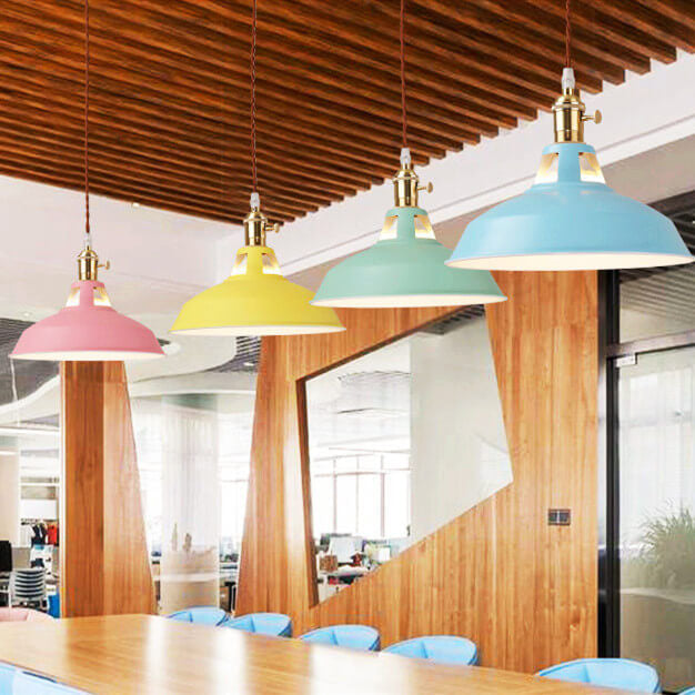 Pojedyncza lampa sufitowa wisząca industrialna kolorowa styl stodoły