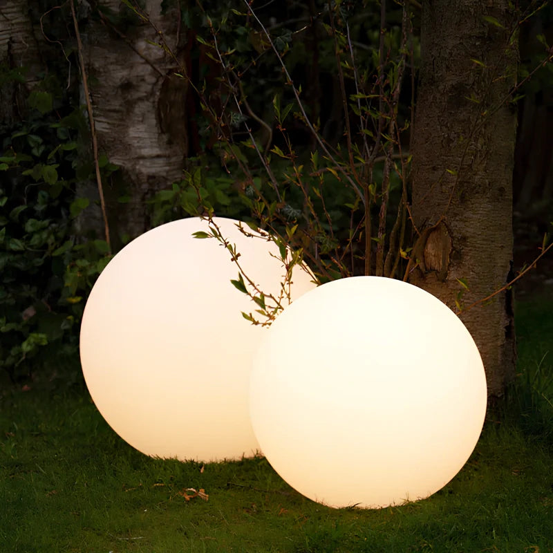 Lampa zewnętrzna LED Globe z pilotem i opcją zasilania energią słoneczną