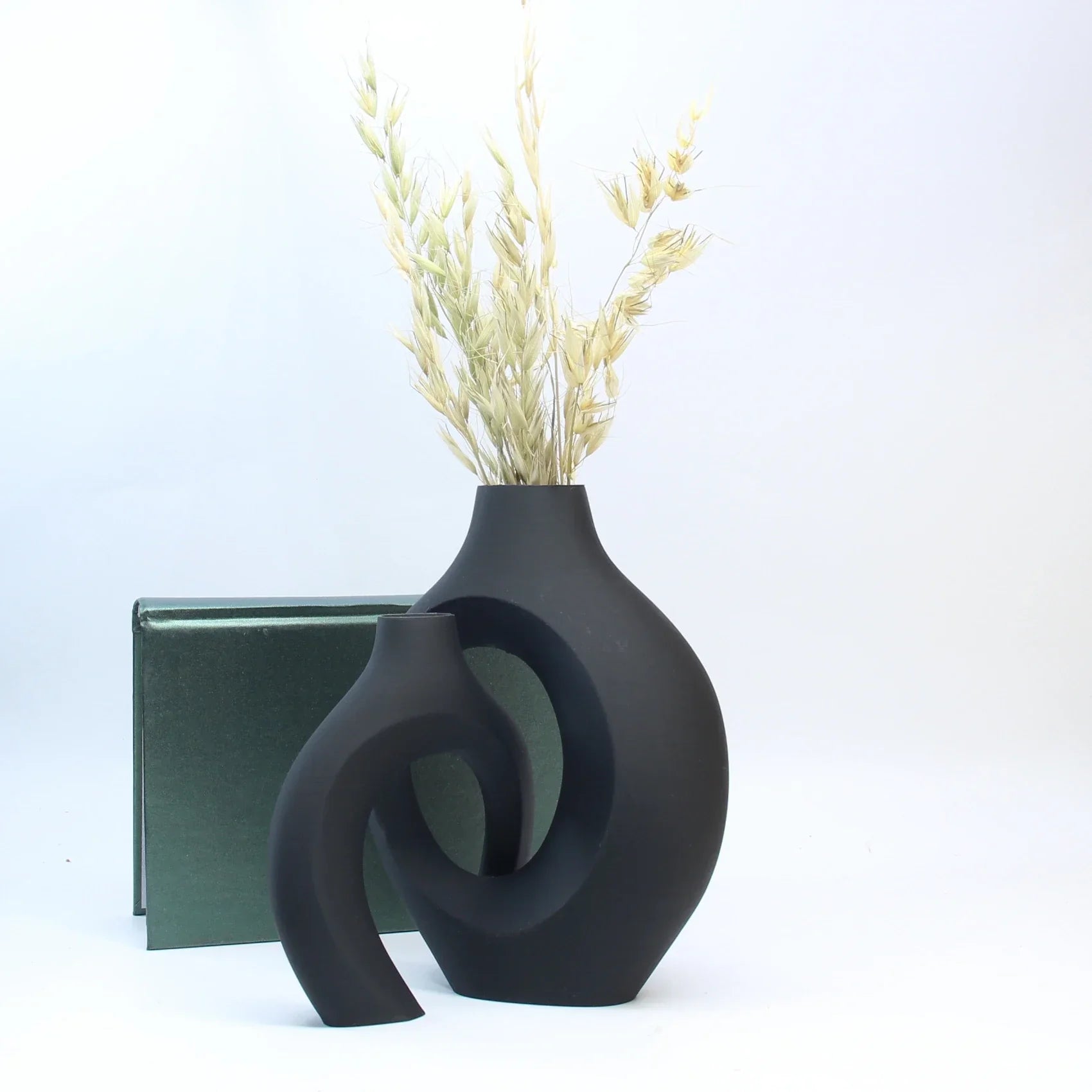 Set di vasi con motivo di braccia intrecciate per decorazioni d’interni