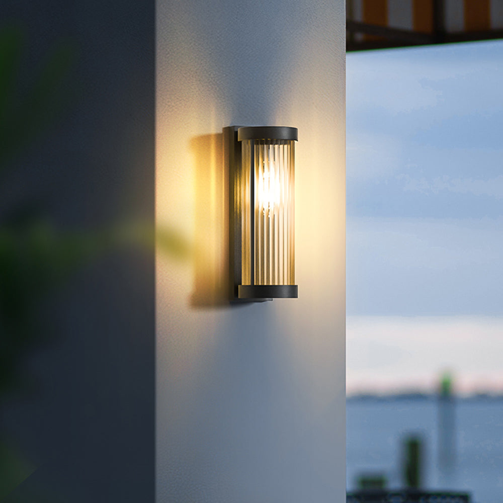 Elegancka lampa ścienna zasilana energią słoneczną do ogrodu i patio