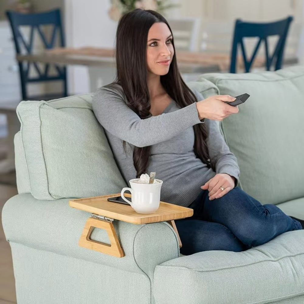 Verstellbarer Tisch zum Auflegen auf Armlehnen von Sofa und Sessel