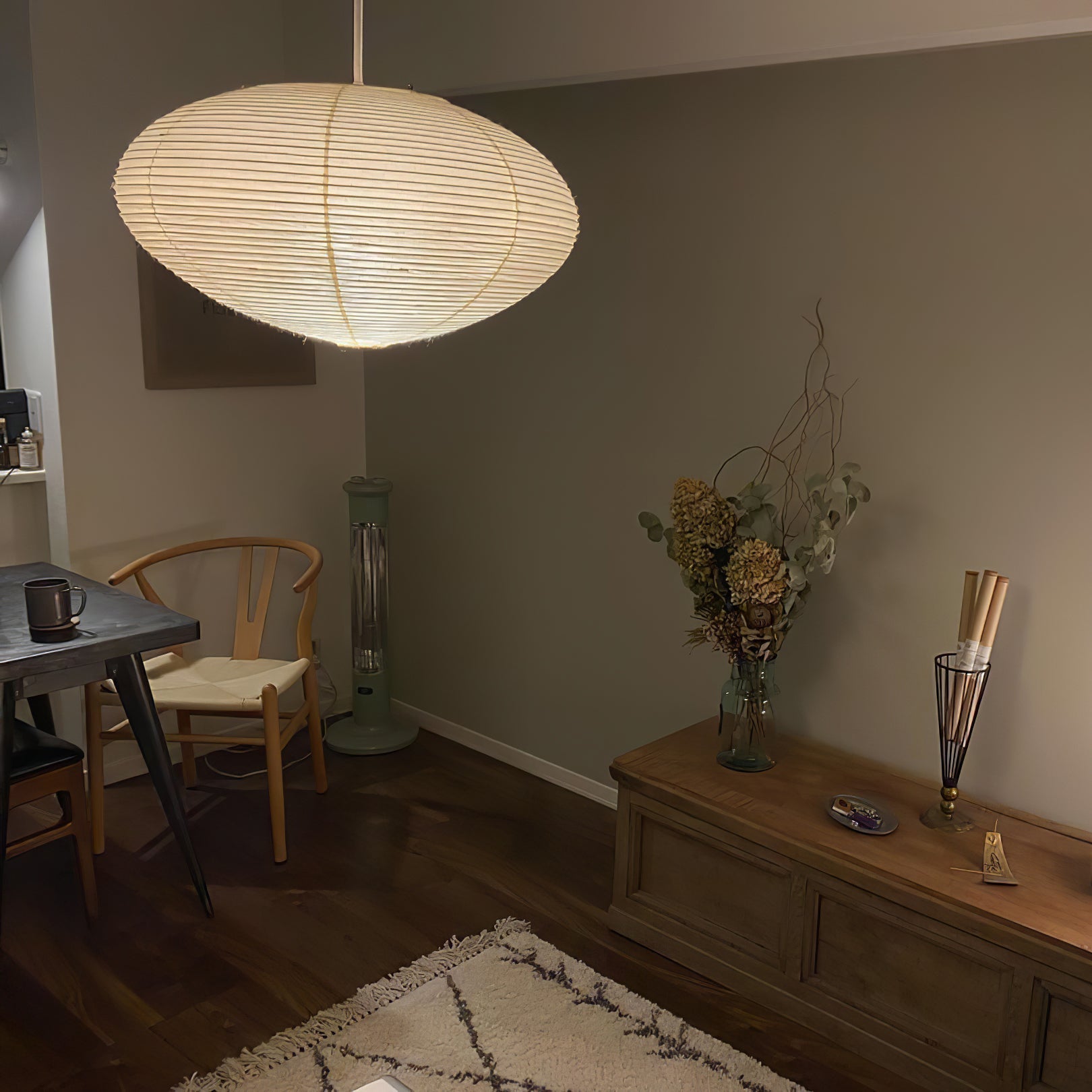 Lampe suspendue blanche design Japandi élégante pour salon et salle à manger
