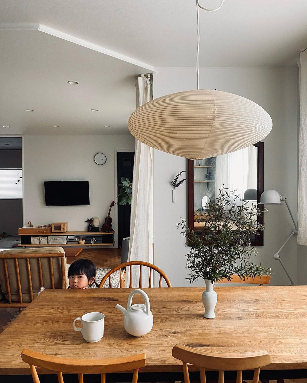 Lampe suspendue blanche design Japandi élégante pour salon et salle à manger
