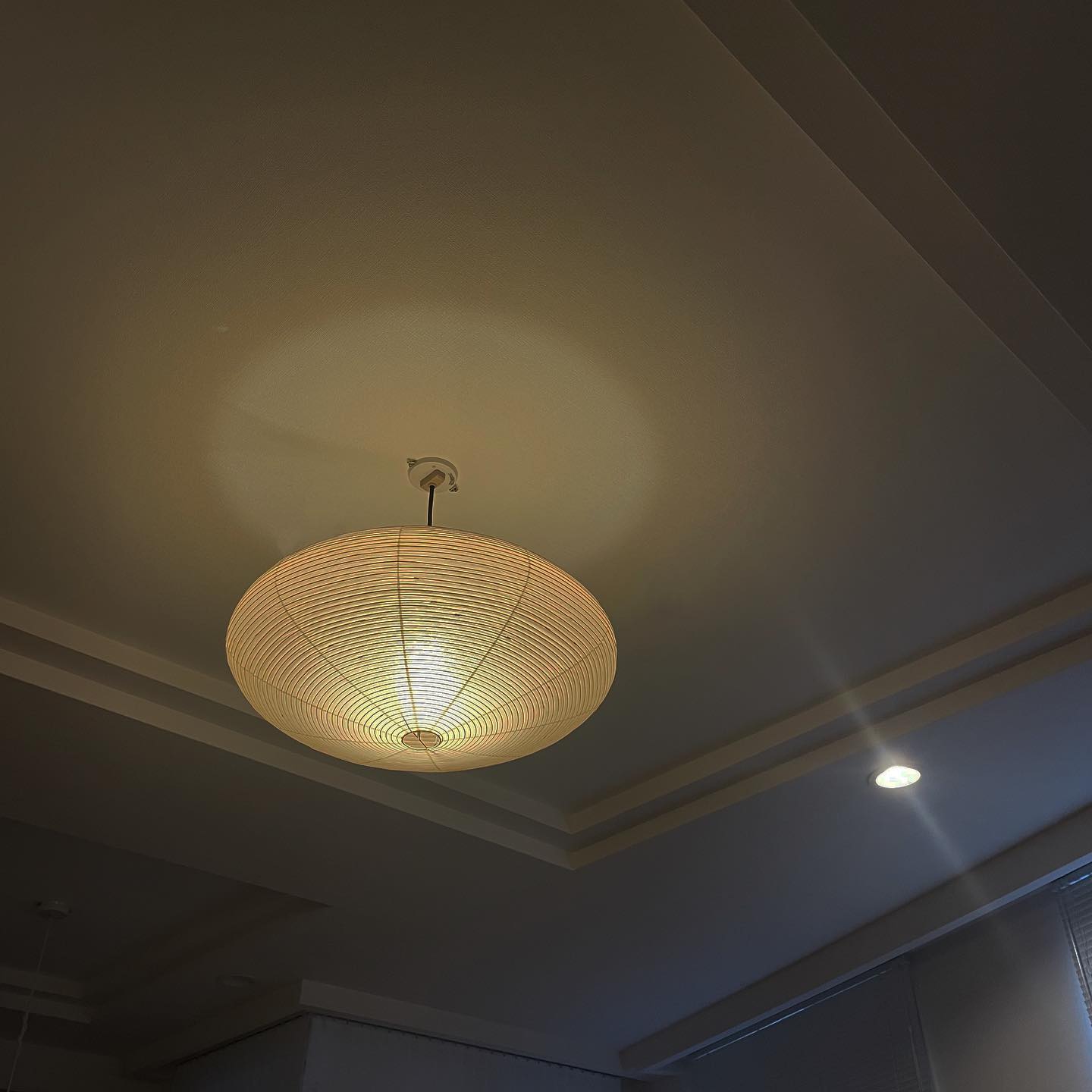 Lampe suspendue blanche design Japandi élégante pour salon et salle à manger