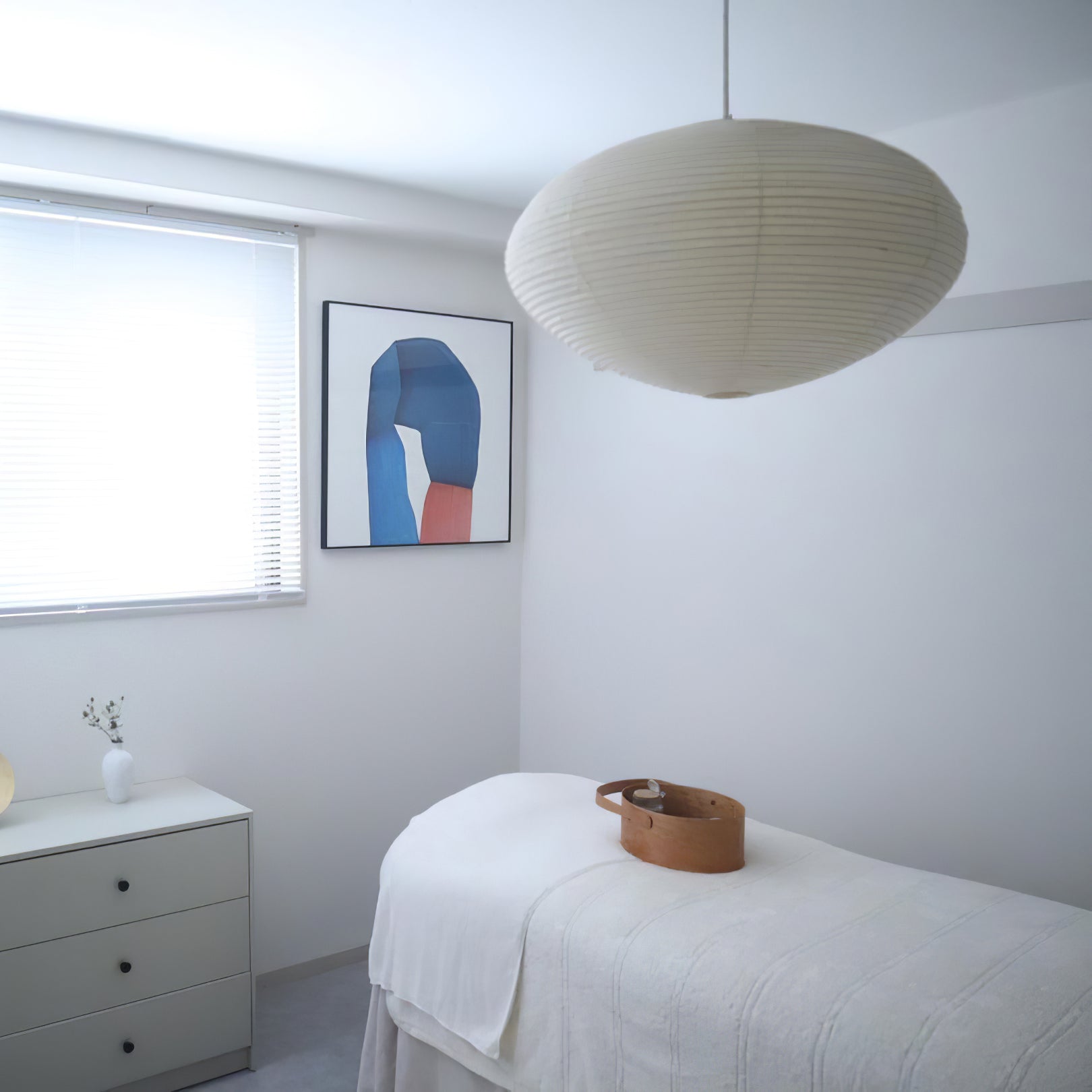Lampe suspendue blanche design Japandi élégante pour salon et salle à manger