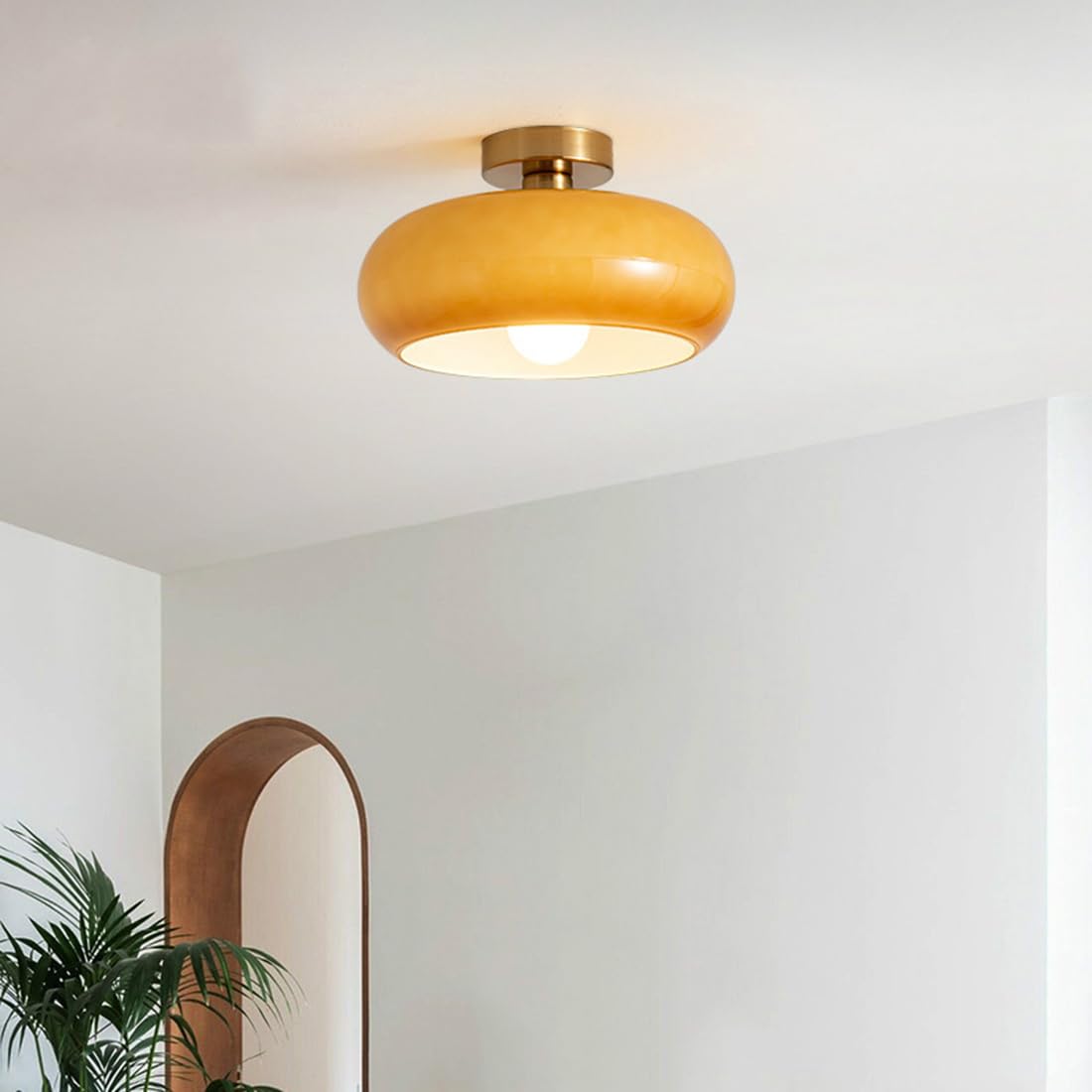 Klassische runde Deckenlampe aus bernsteinfarbenem Glas