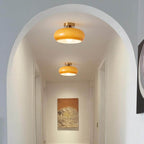 Klasyczna okrągła szklana lampa sufitowa w ciepłym bursztynowym odcieniu