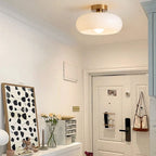 Klasyczna okrągła szklana lampa sufitowa w ciepłym bursztynowym odcieniu