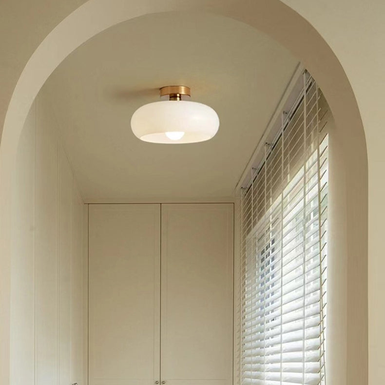 Klassische runde Deckenlampe aus bernsteinfarbenem Glas