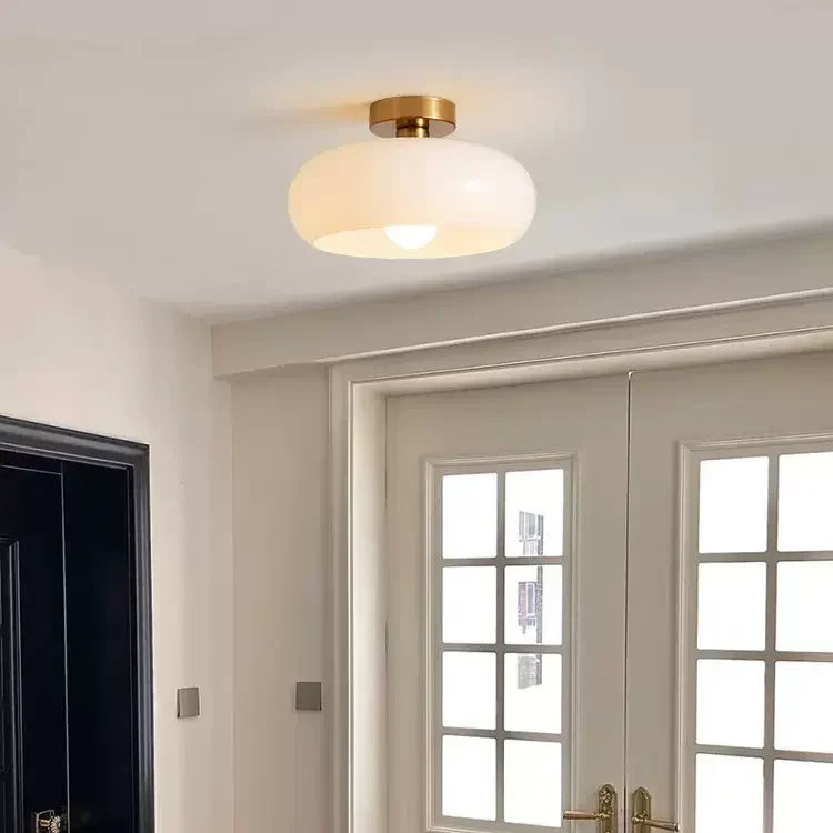 Klassische runde Deckenlampe aus bernsteinfarbenem Glas