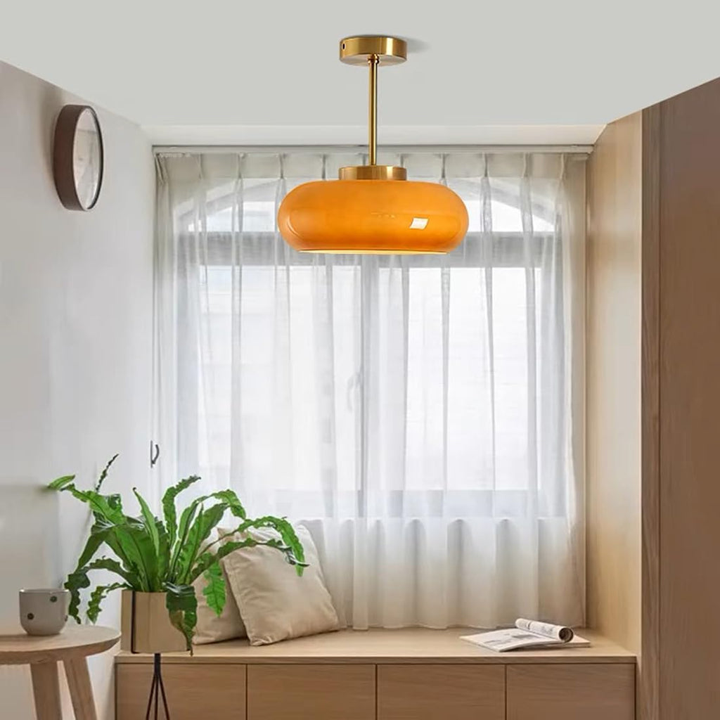 Klasyczna okrągła szklana lampa sufitowa w ciepłym bursztynowym odcieniu
