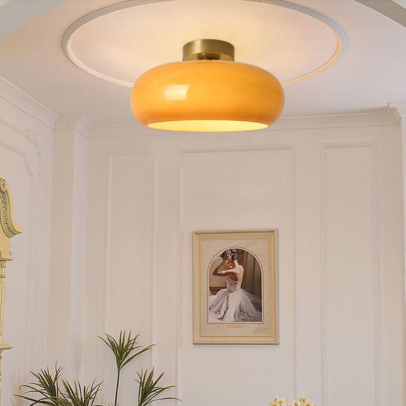 Klasyczna okrągła szklana lampa sufitowa w ciepłym bursztynowym odcieniu