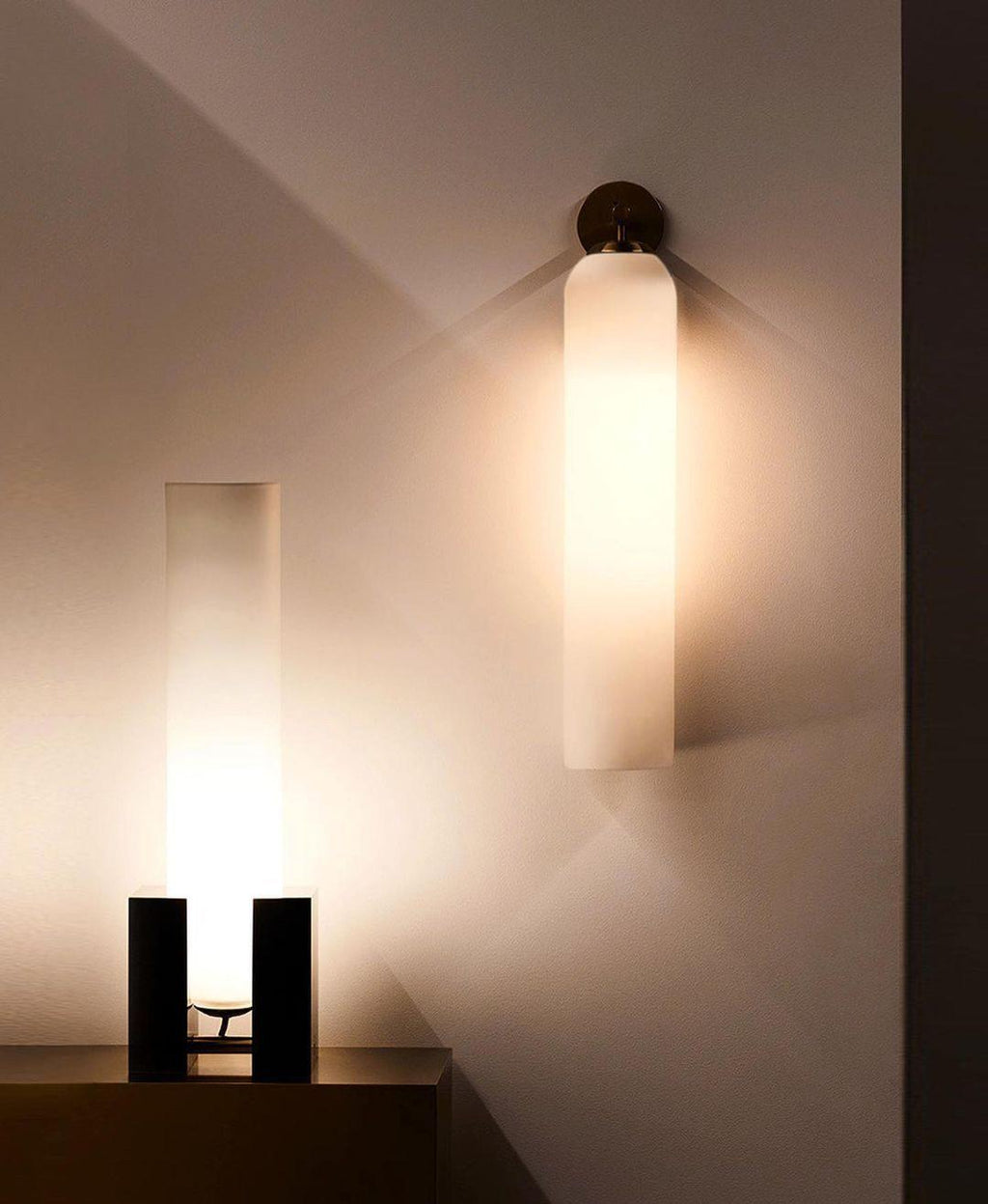Nowoczesna lampa ścienna o szklanym stylu Smukłe oświetlenie dekoracyjne