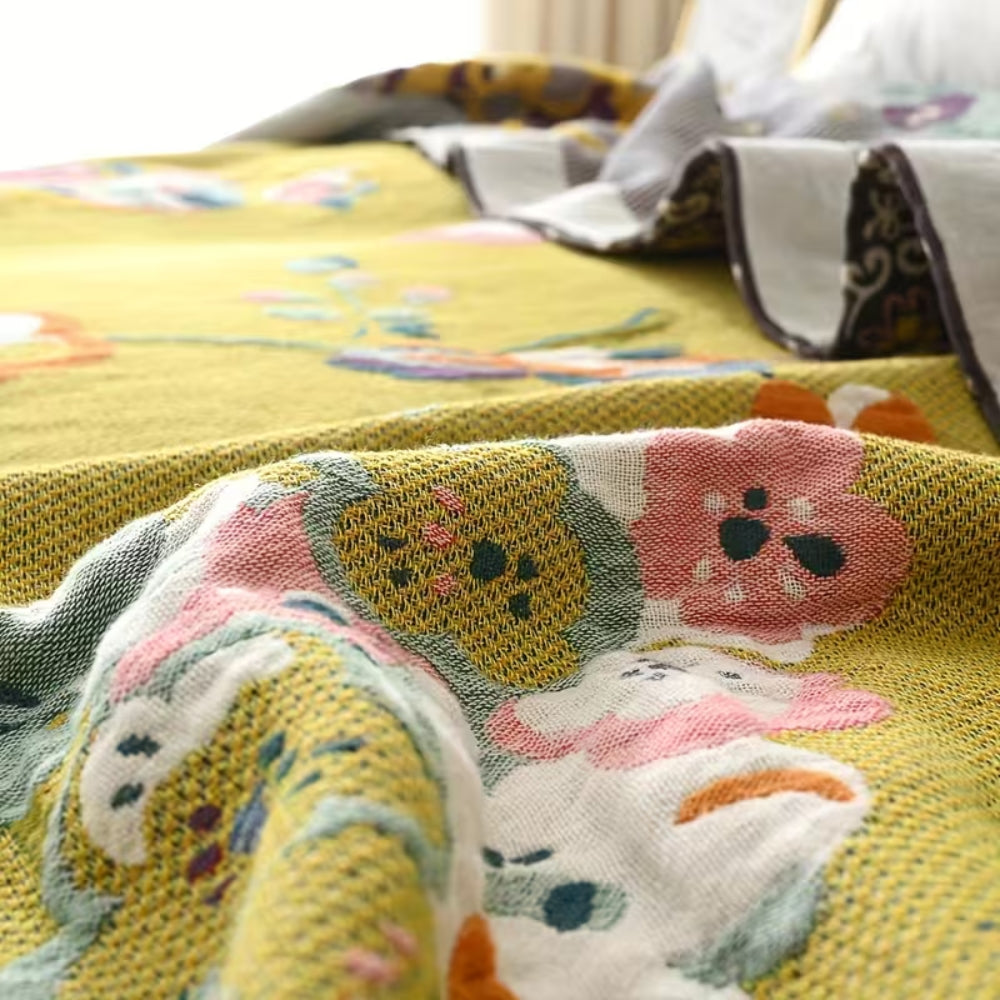 Dekorative Patchwork-Decke im Boho-Stil mit Blumen- und Vogelmuster