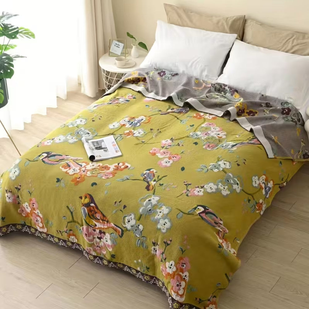 Dekorative Patchwork-Decke im Boho-Stil mit Blumen- und Vogelmuster