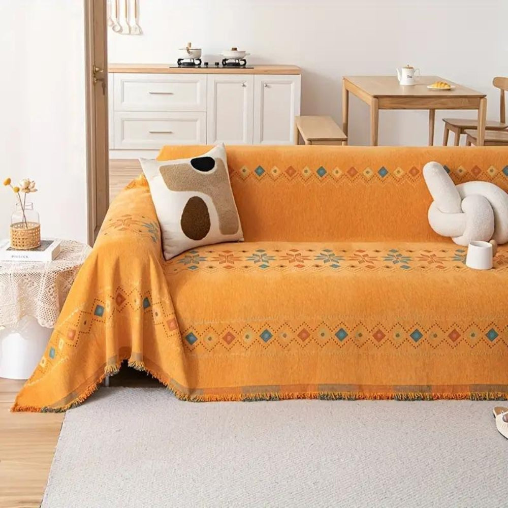 Divano elegante con frange in stile boho per interni domestici