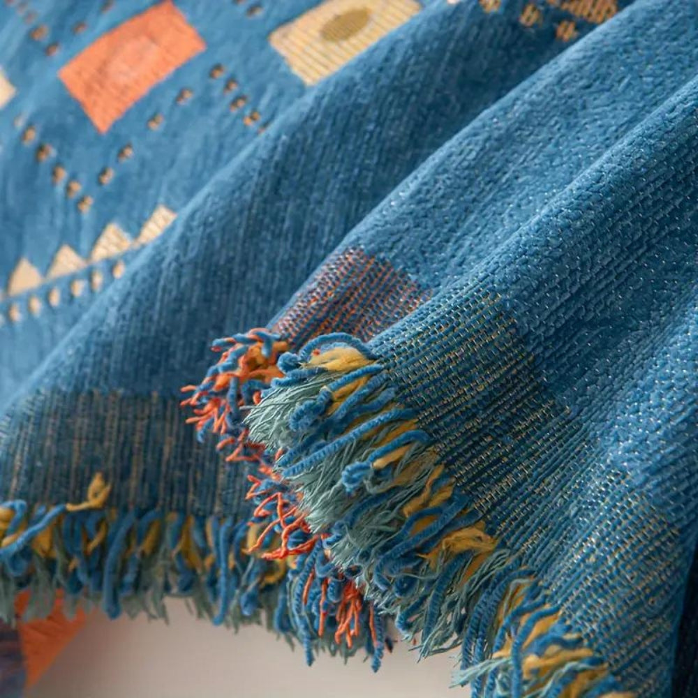 Dekorative Boho-Decke mit Fransen