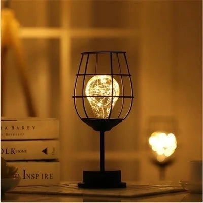 Lampada da tavolo decorativa vintage in metallo traforato