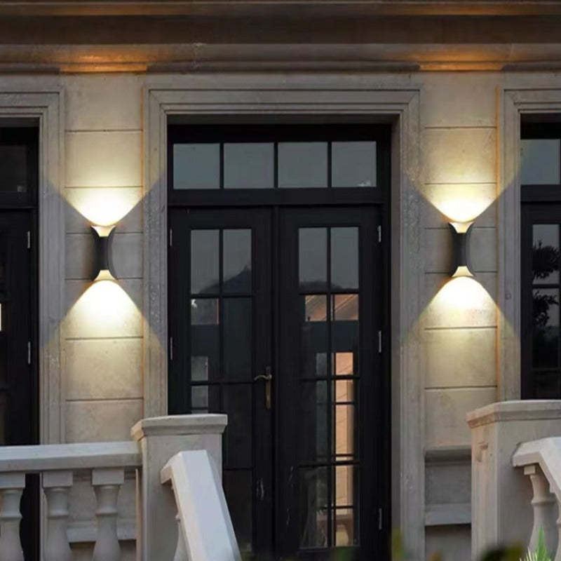 Moderne LED-Außenwandleuchte mit geschwungenem Design, die das Licht nach oben und unten lenkt