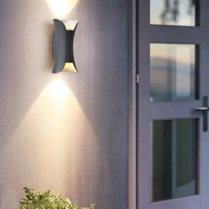 Moderne LED-Außenwandleuchte mit geschwungenem Design, die das Licht nach oben und unten lenkt