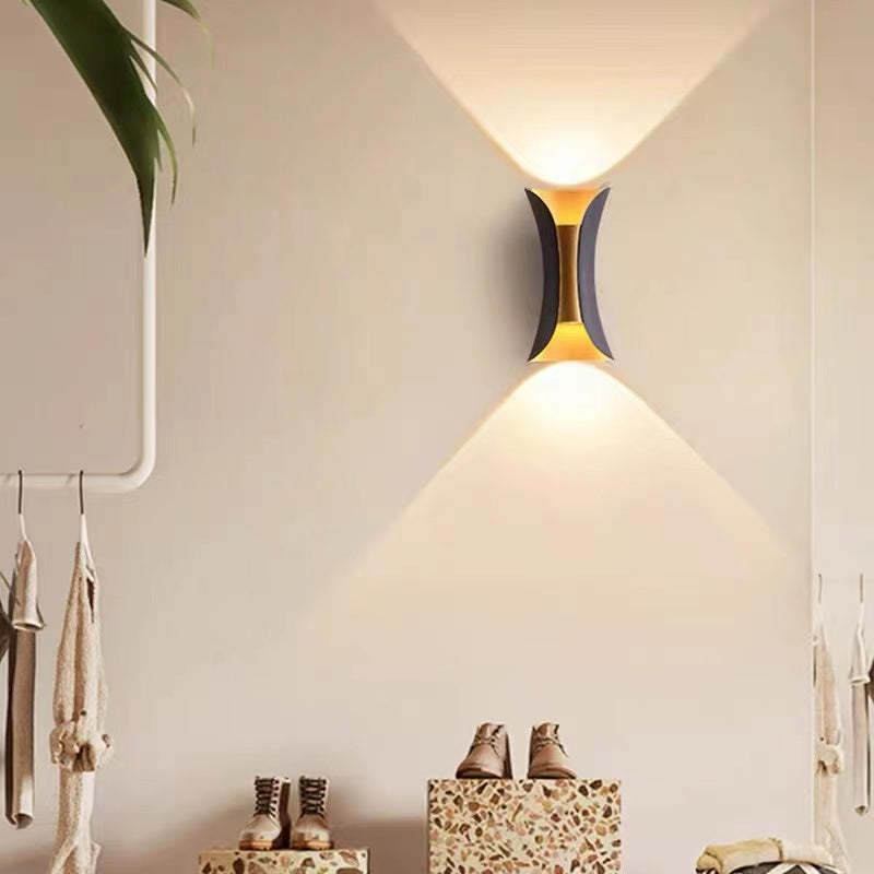 Moderne LED-Außenwandleuchte mit geschwungenem Design, die das Licht nach oben und unten lenkt