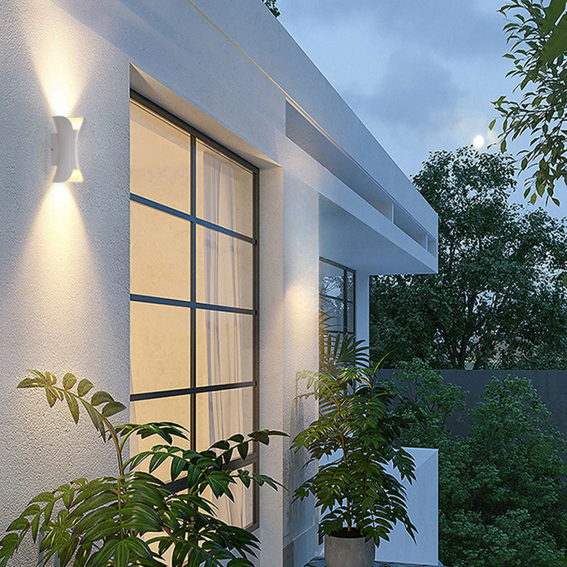Moderne LED-Außenwandleuchte mit geschwungenem Design, die das Licht nach oben und unten lenkt