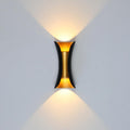 Moderne LED-Außenwandleuchte mit geschwungenem Design, die das Licht nach oben und unten lenkt