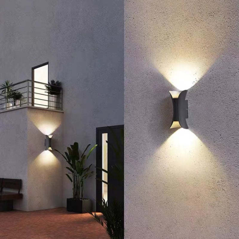 Moderne LED-Außenwandleuchte mit geschwungenem Design, die das Licht nach oben und unten lenkt