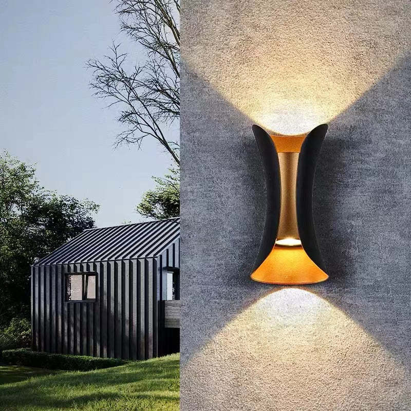 Moderne LED-Außenwandleuchte mit geschwungenem Design, die das Licht nach oben und unten lenkt