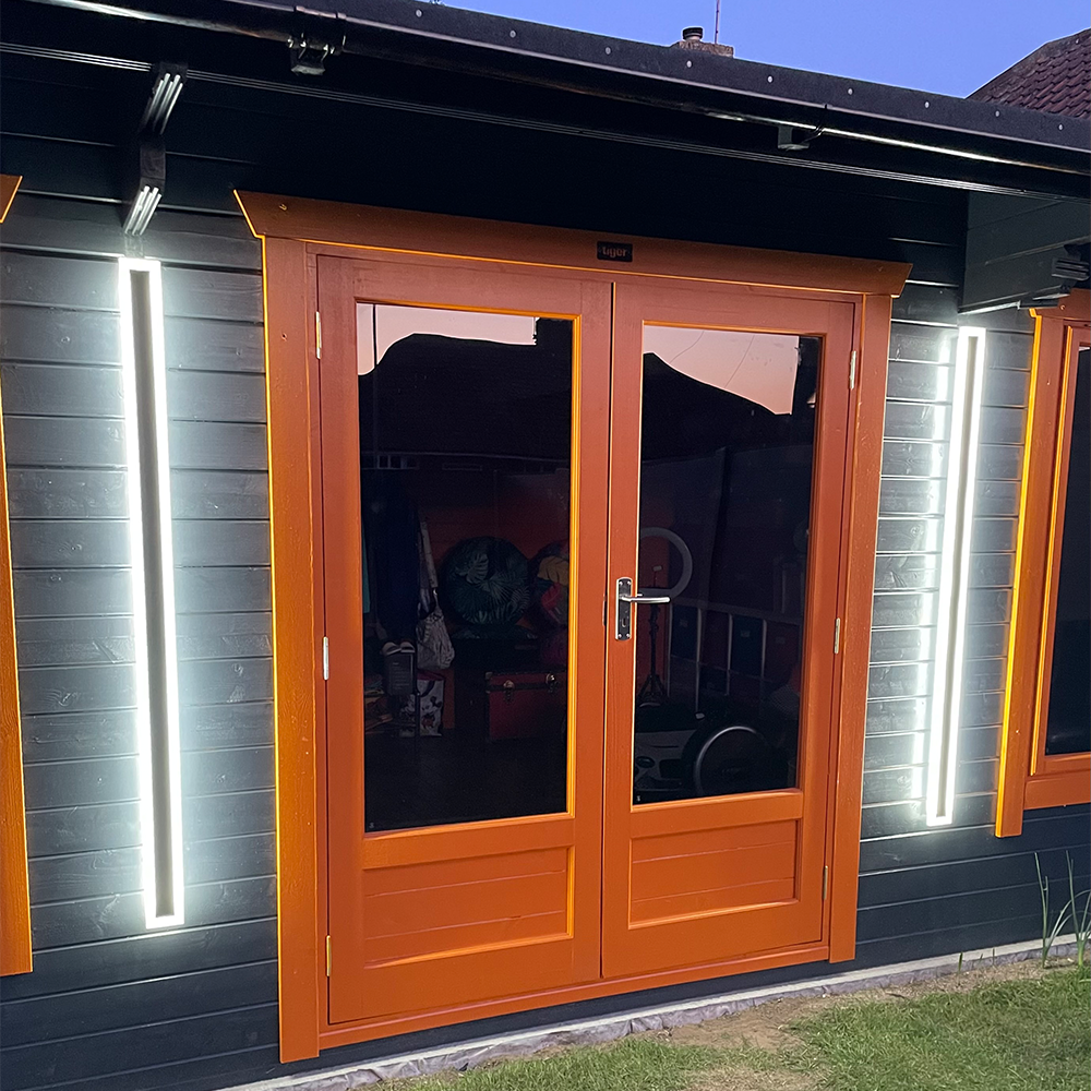 Moderne schwarze LED-Wandleuchte für den Außenbereich