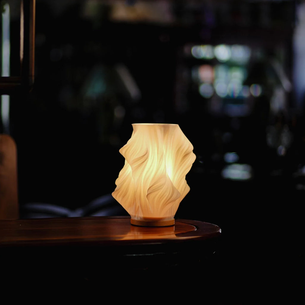 Stilvolle LED-Tischlampe Wave Creast für moderne Innenräume