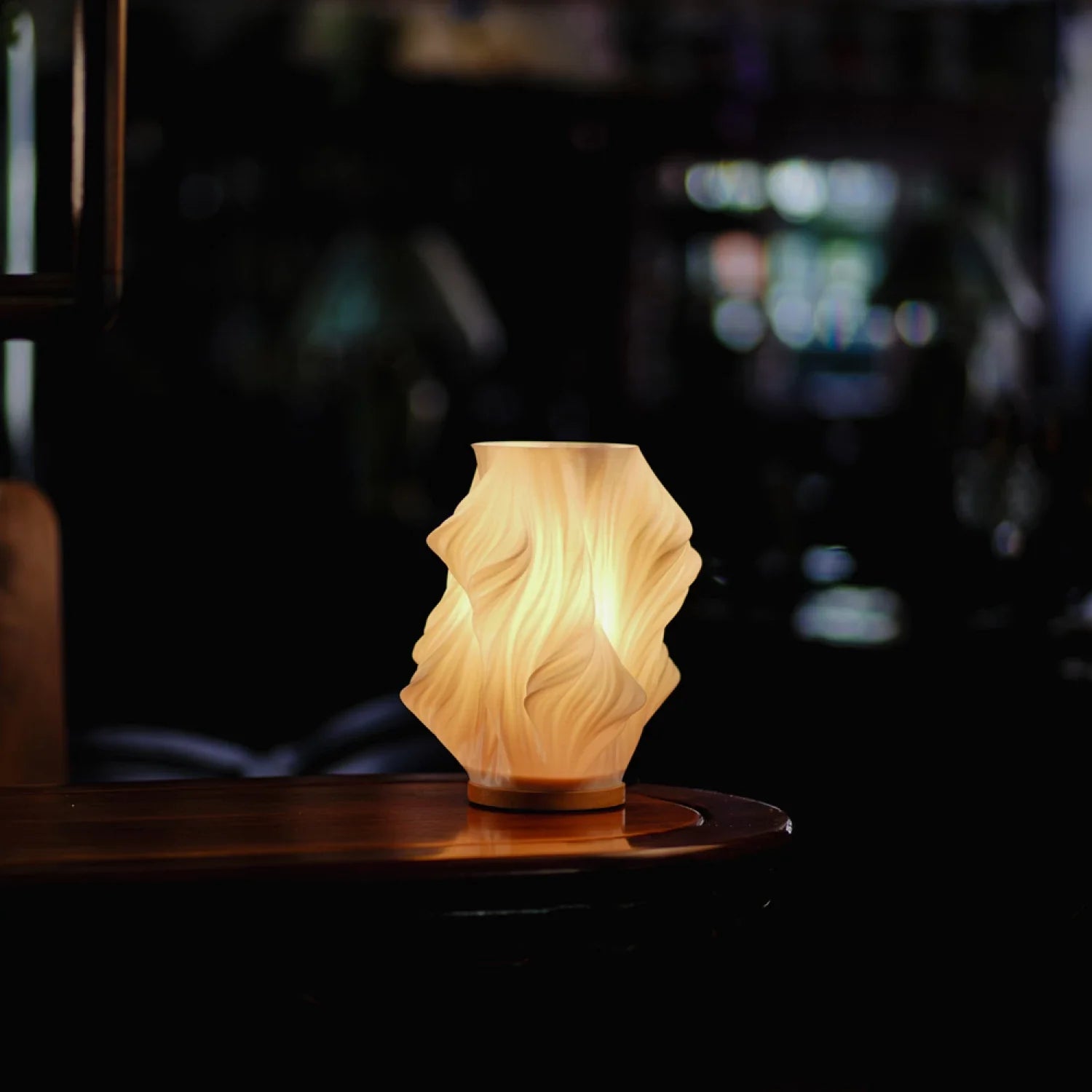 Lampe de table avec motif sculpté de vagues et alimentation USB