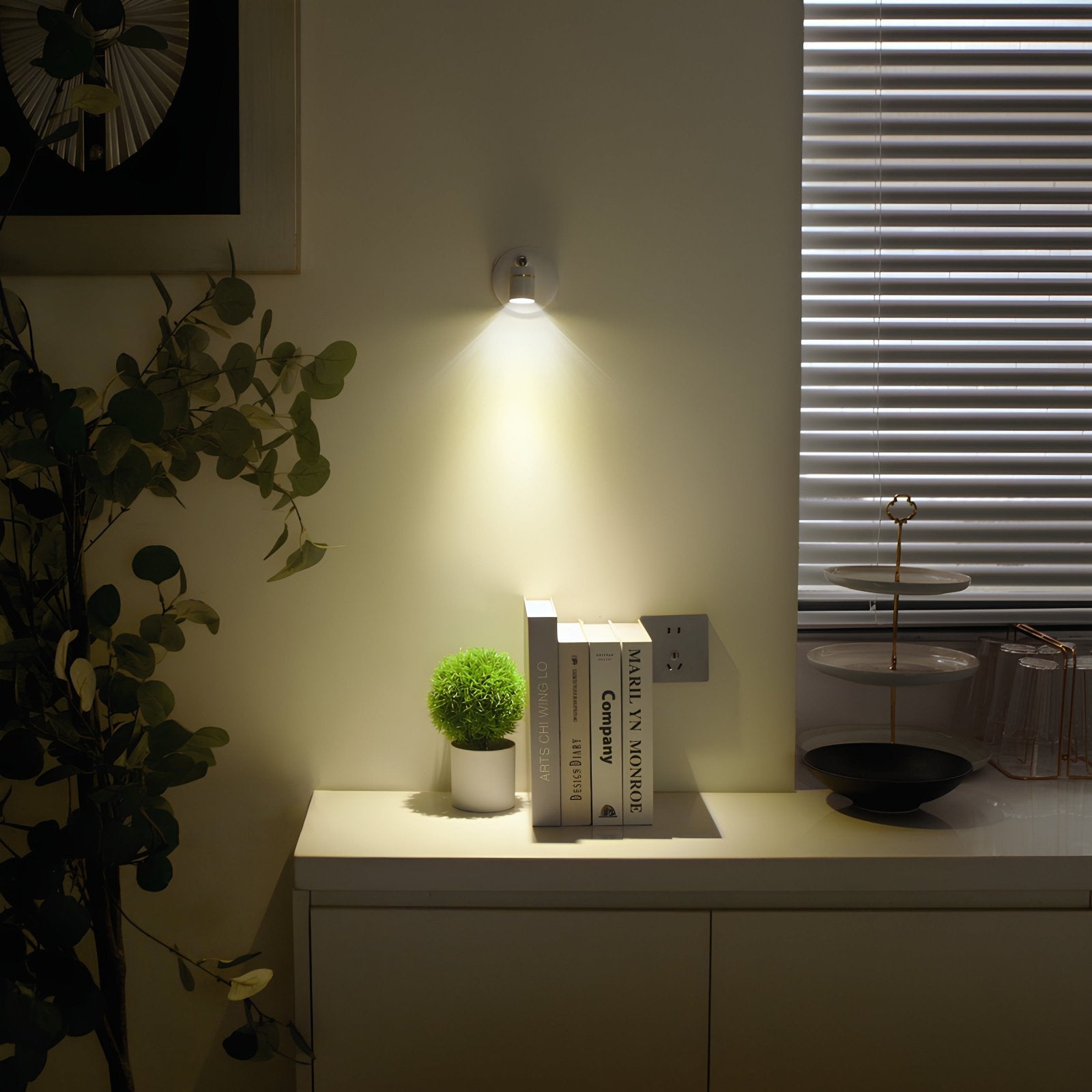 Wireless adjustable wall spotlight with remote control