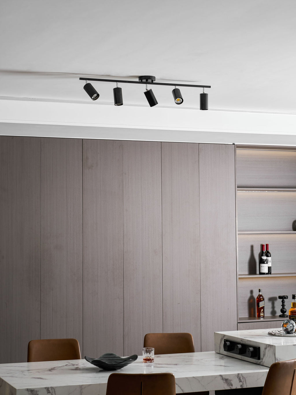 Deckenleuchte mit mehreren Köpfen und verstellbaren LED-Strahlern