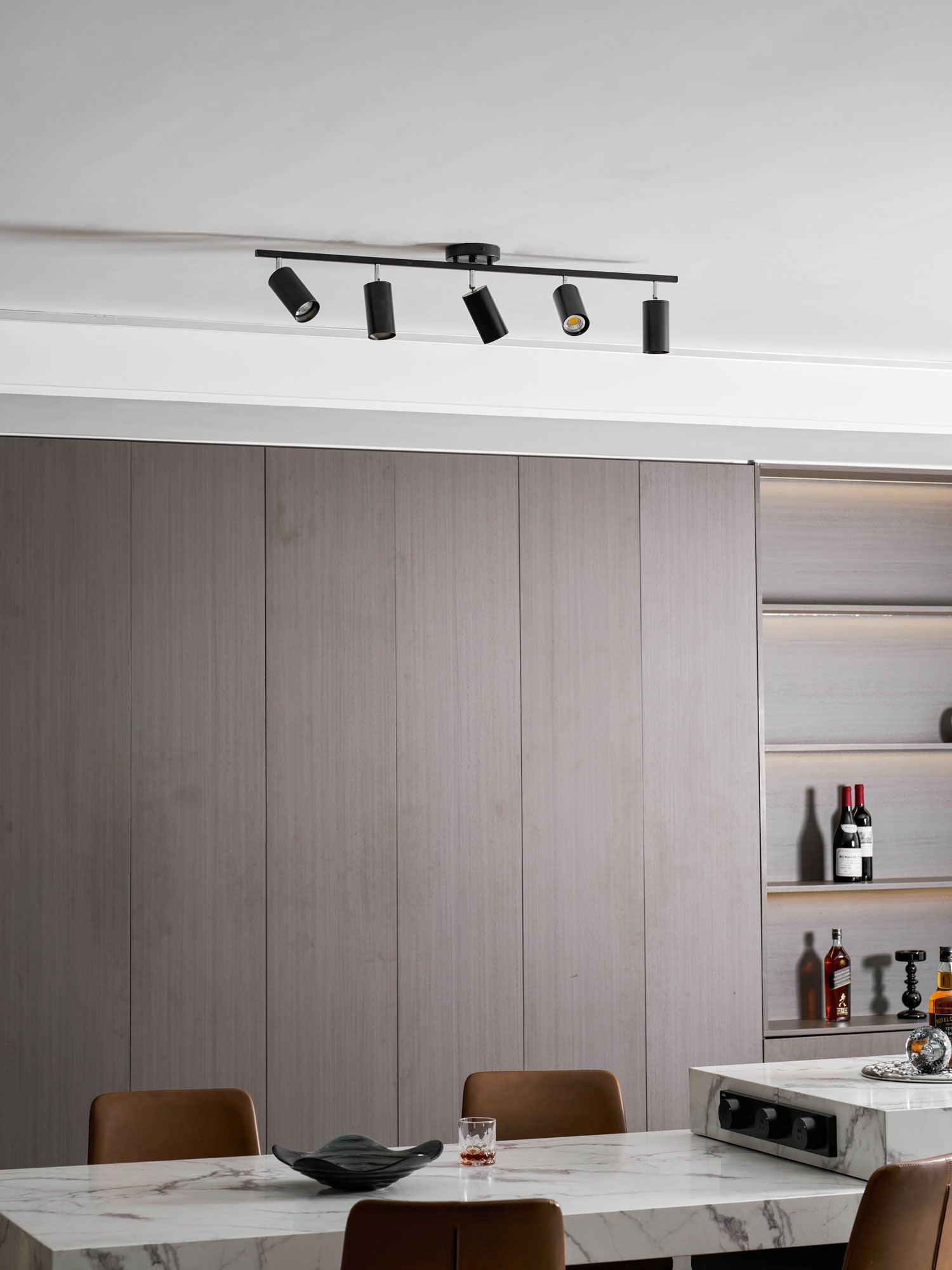 Deckenleuchte mit mehreren Köpfen und verstellbaren LED-Strahlern